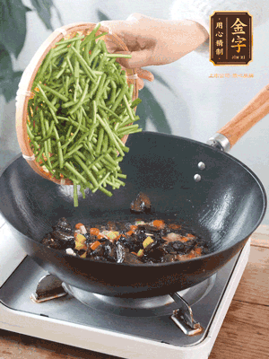 熱油煸香蒜末、姜粒、小米辣，再下臘肉煸炒出香味