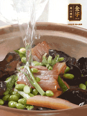 轉(zhuǎn)入砂鍋，加入開(kāi)水、百葉結(jié)燉煮10分鐘
