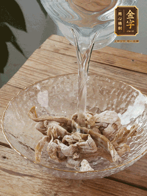 筍干提前泡發(fā)1晚切段，冬瓜去皮切塊。
