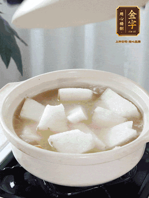 最后下冬瓜繼續(xù)燉煮10分鐘，撒上蔥花點(diǎn)綴。