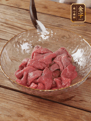 牛肉切丁，加黑胡椒海鹽、橄欖油腌10分鐘