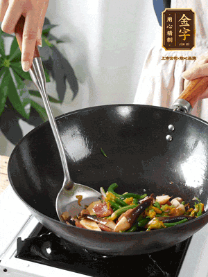 煸香蒜末，下香腸翻炒均勻，再依次下雞縱菌、黃瓜花