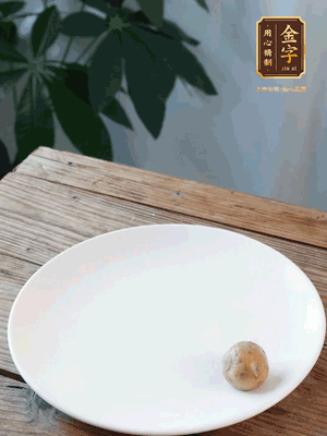 做水油皮、油酥 將油皮材料放入料盆中，加100ml水?dāng)嚢璩裳┗ㄆ瑺?。在案板上反?fù)揉搓成有一定筋度的光潔面團(tuán)，搓成14個(gè)團(tuán)子。
