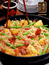 加水，沒過大部分食材。把瀝干水分的米飯均勻地鋪在上面，筷子戳幾個洞
