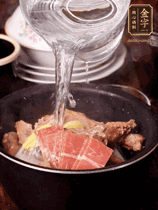 所有食材放入電飯鍋，加2勺料酒，足量的開(kāi)水，按煲湯鍵煮湯