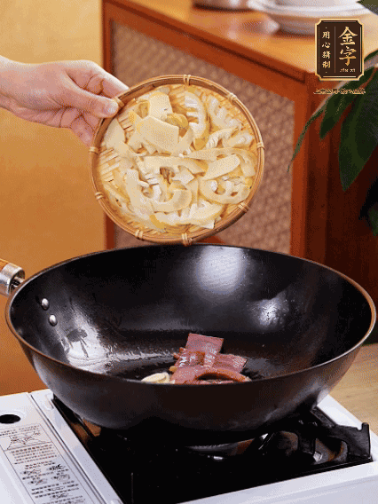 油熱，下蒜末、火腿煸炒出香味，再下筍片微微翻炒