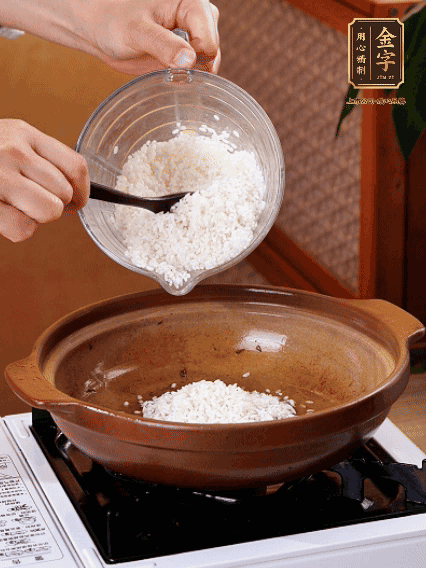 砂鍋中倒入煎羊肚菌的油，涂勻。加入提前浸泡過1小時(shí)的生米，再加入和生米齊平的水,,蓋蓋子，大火煮沸后轉(zhuǎn)小火煮至水分微干