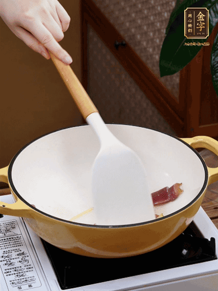 油熱，姜絲、火腿微微煸出香味