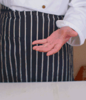 小蔥切碎，淡火腿切碎。