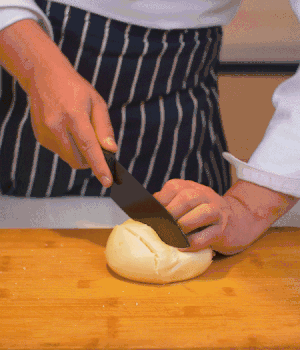 饅頭表面切出1cm左右的網(wǎng)格。