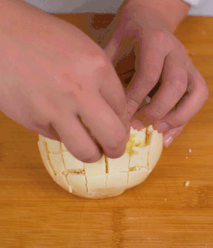 在縫隙里塞適量馬蘇里拉奶酪、再塞入淡火腿碎。