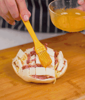 放在烤盤上，表面先刷一層玉米油，再刷一層蛋黃液。