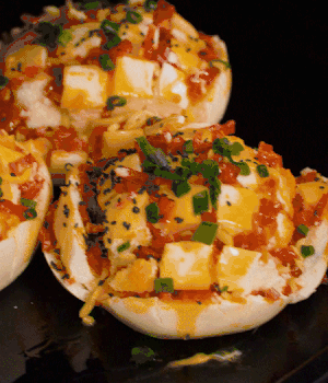 灑適量小蔥和黑芝麻，放入預(yù)熱的烤箱180度15分鐘。