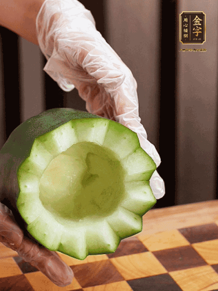 將小冬瓜洗凈，頂端切開去瓜瓤，改刀切口呈鋸齒狀