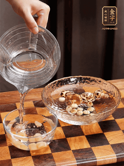 將雞肉、鮑魚、蝦仁焯水，冬菇、蓮子、干貝泡發(fā)